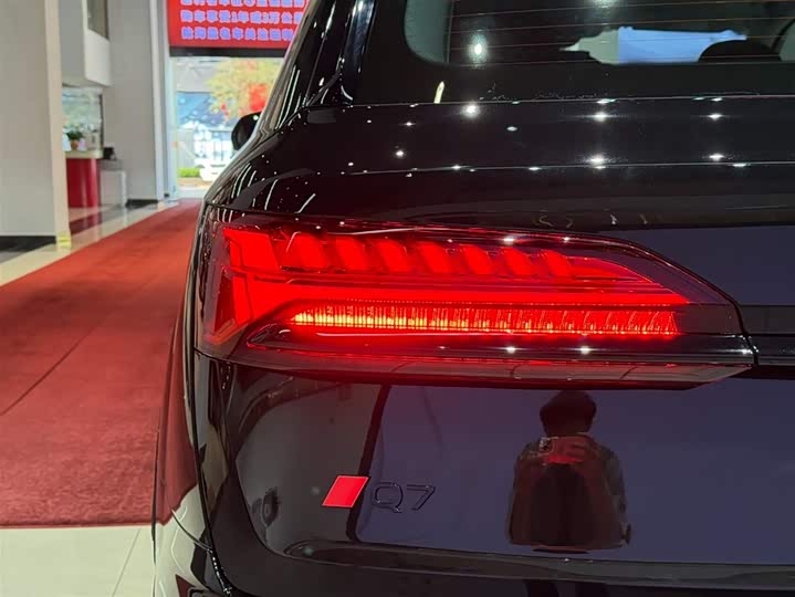 Фото 9 - Audi Q7