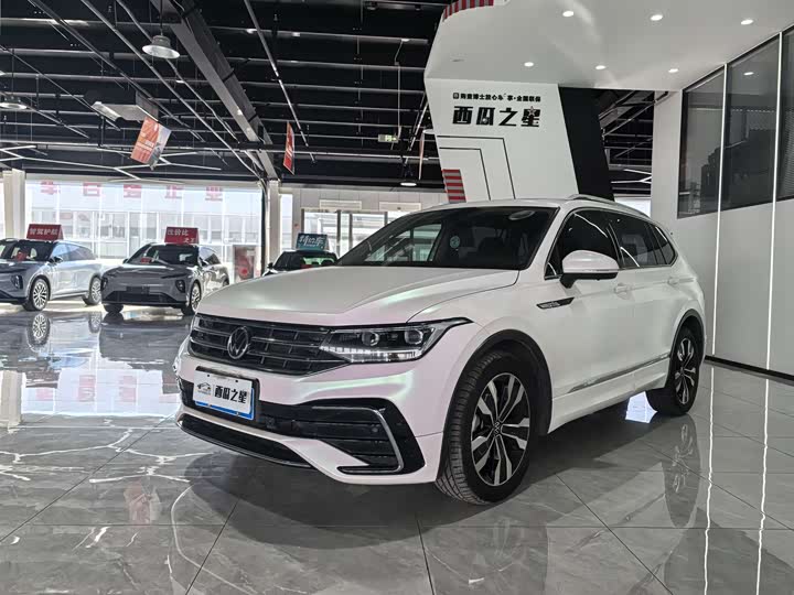 Фото 1 - Volkswagen Tiguan L Pro