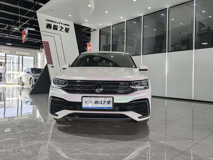 Фото 2 - Volkswagen Tiguan L Pro