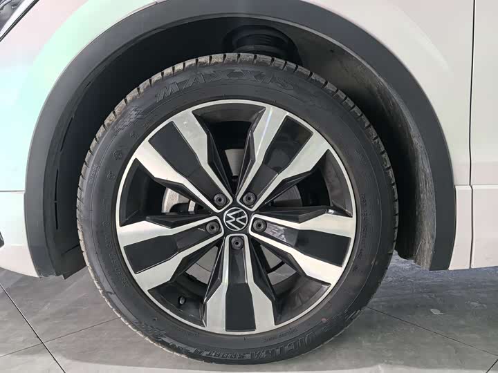 Фото 4 - Volkswagen Tiguan L Pro