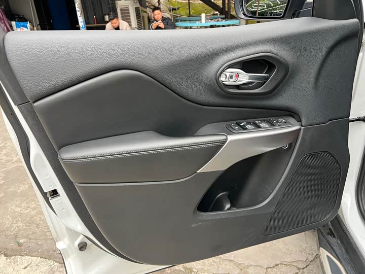 Фото 7 - Jeep Cherokee