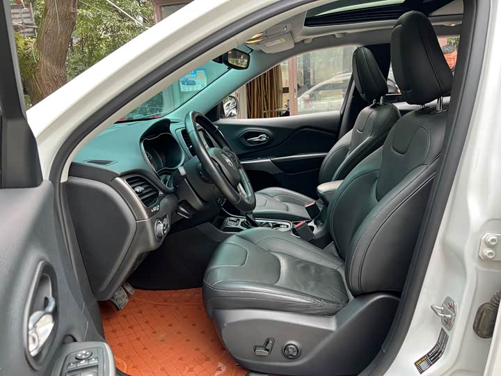 Фото 8 - Jeep Cherokee