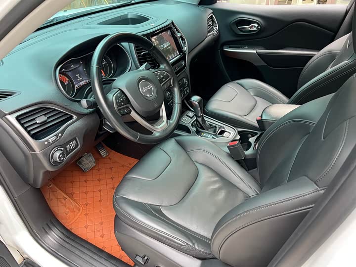 Фото 9 - Jeep Cherokee