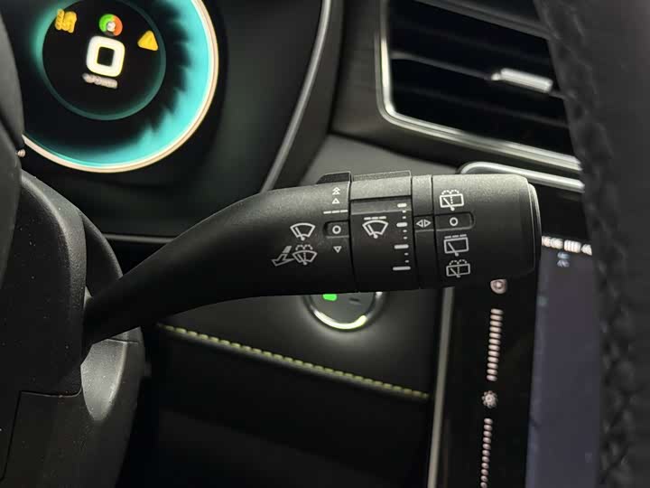 Фото 5 - Roewe RX5 Hybrid