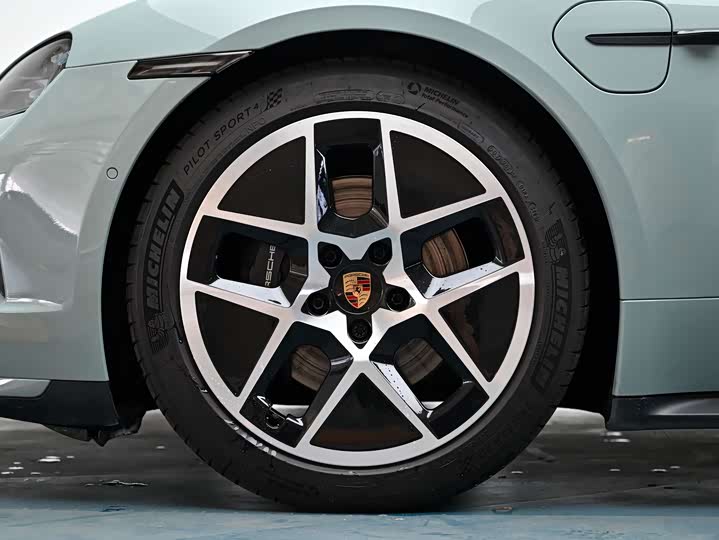 Фото 8 - Porsche Taycan