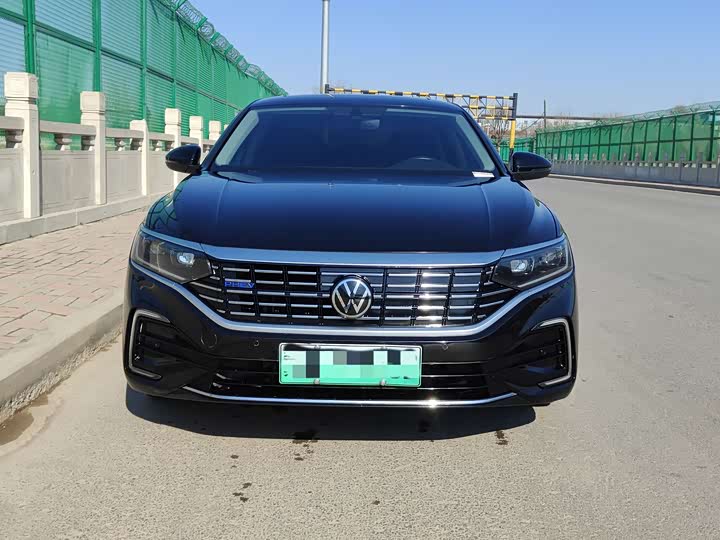 Фото 2 - Volkswagen Passat Hybrid
