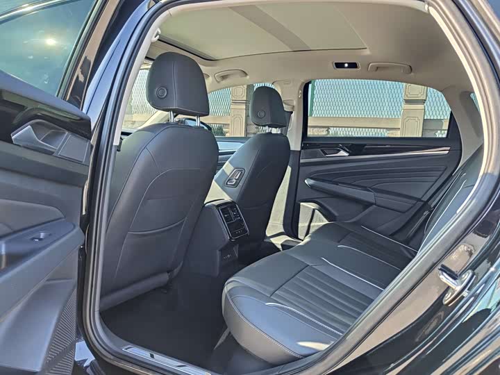 Фото 9 - Volkswagen Passat Hybrid