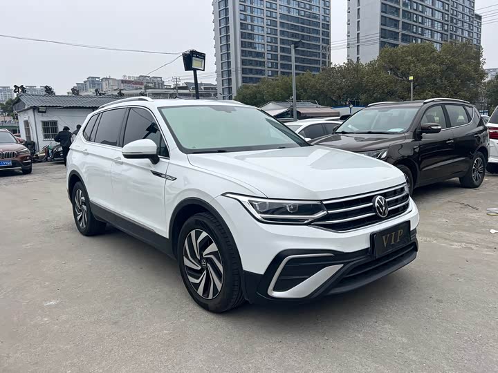 Фото 3 - Volkswagen Tiguan L Pro