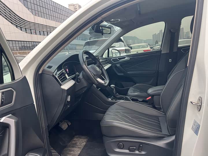 Фото 4 - Volkswagen Tiguan L Pro