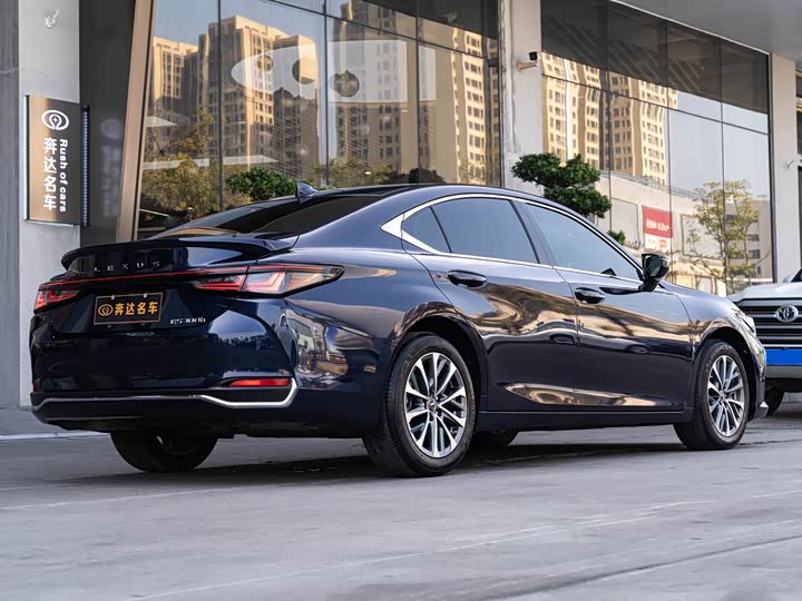 Фото 3 - Lexus ES