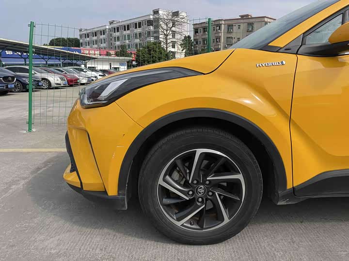 Фото 4 - Toyota C-HR