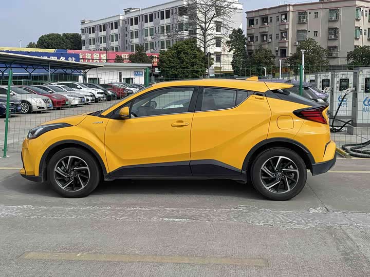 Фото 8 - Toyota C-HR
