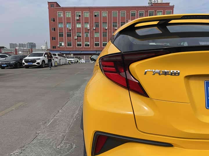 Фото 9 - Toyota C-HR