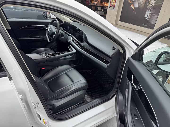 Фото 9 - Bestune B70