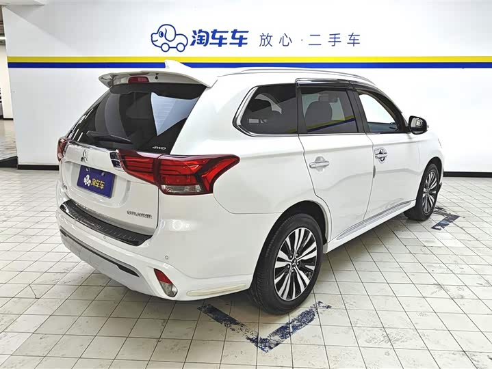 Фото 3 - Mitsubishi Outlander