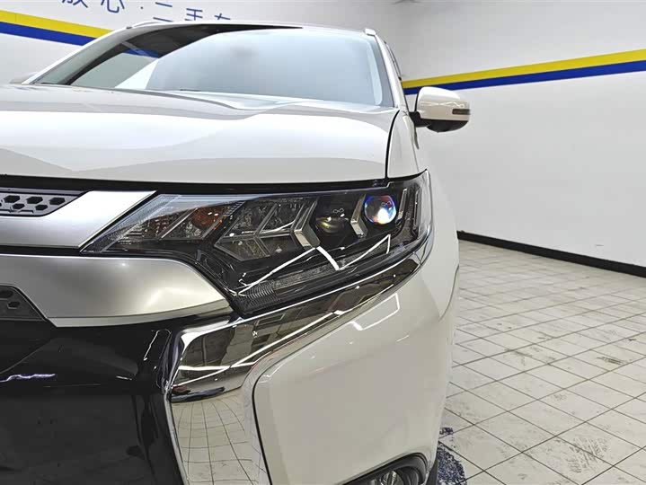 Фото 5 - Mitsubishi Outlander