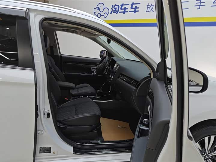 Фото 8 - Mitsubishi Outlander