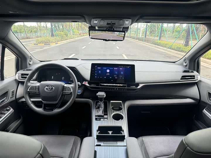 Фото 7 - Toyota Sienna