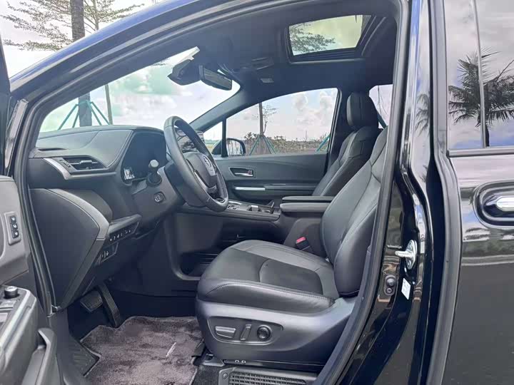 Фото 8 - Toyota Sienna