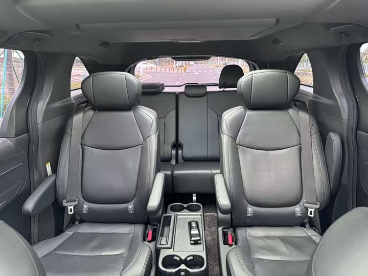 Фото 9 - Toyota Sienna