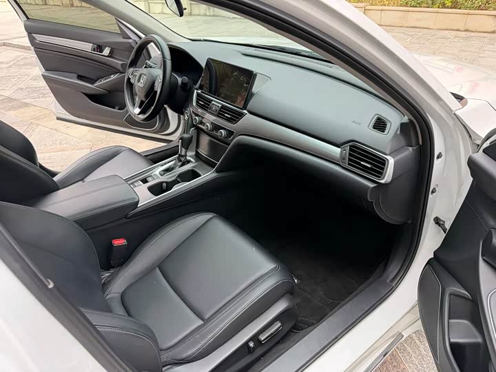 Фото 4 - Honda Accord