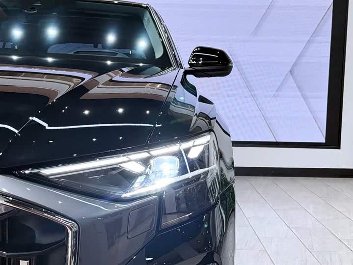 Фото 4 - Audi Q8