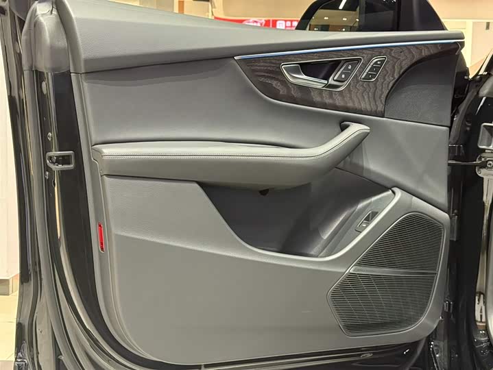 Фото 9 - Audi Q8