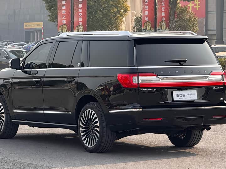 Фото 7 - Lincoln Navigator