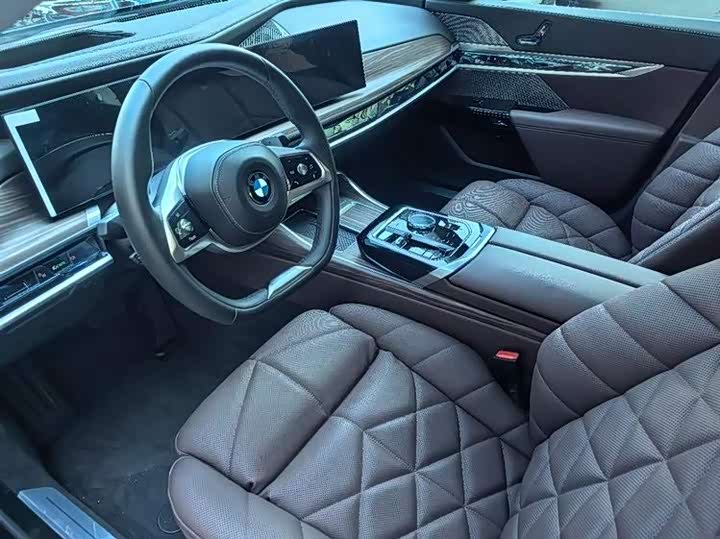 Фото 9 - BMW 7 Series