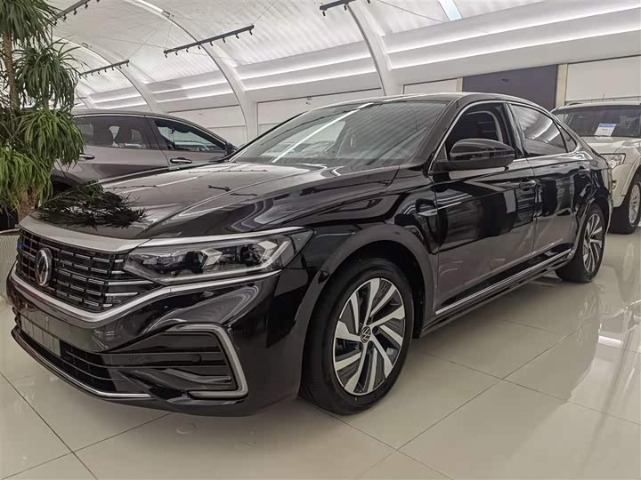 Фото 1 - Volkswagen Passat Hybrid