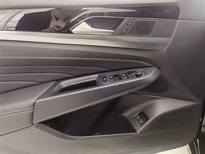 Фото 7 - Volkswagen Passat Hybrid