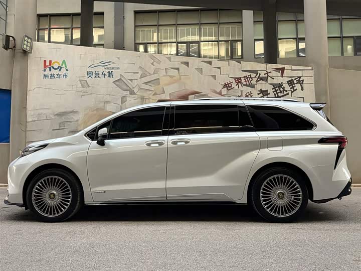 Фото 3 - Toyota Sienna