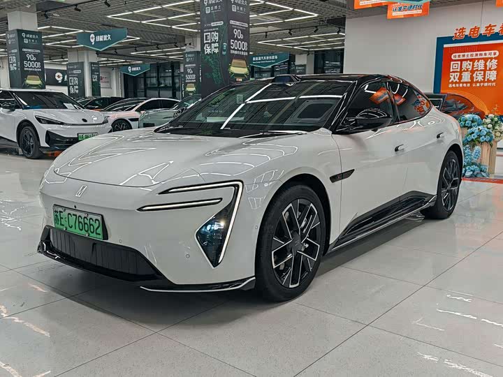 Фото 1 - Avatr 06