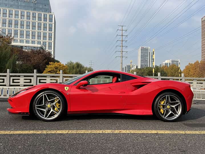 Фото 2 - Ferrari F8