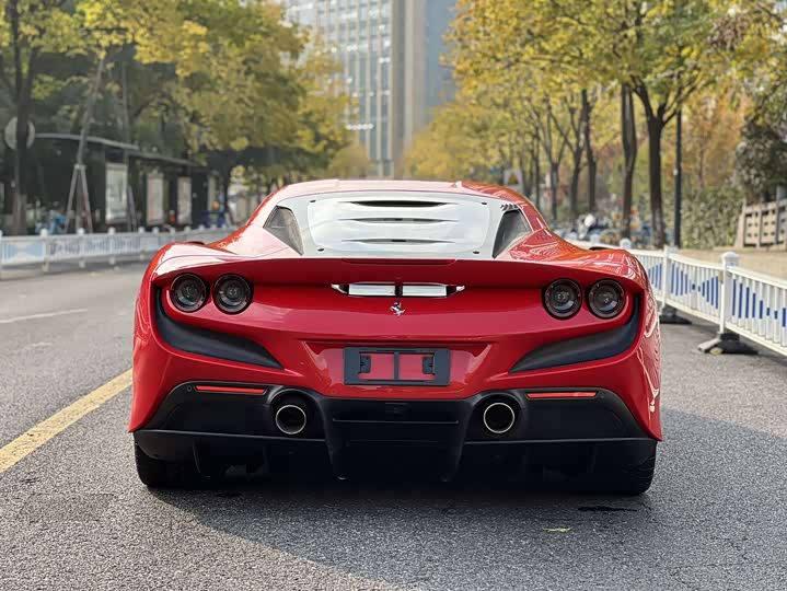 Фото 8 - Ferrari F8