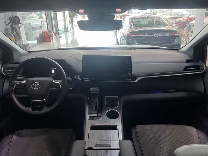 Фото 7 - Toyota Sienna