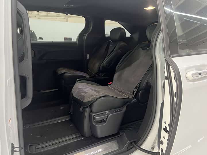 Фото 8 - Toyota Sienna