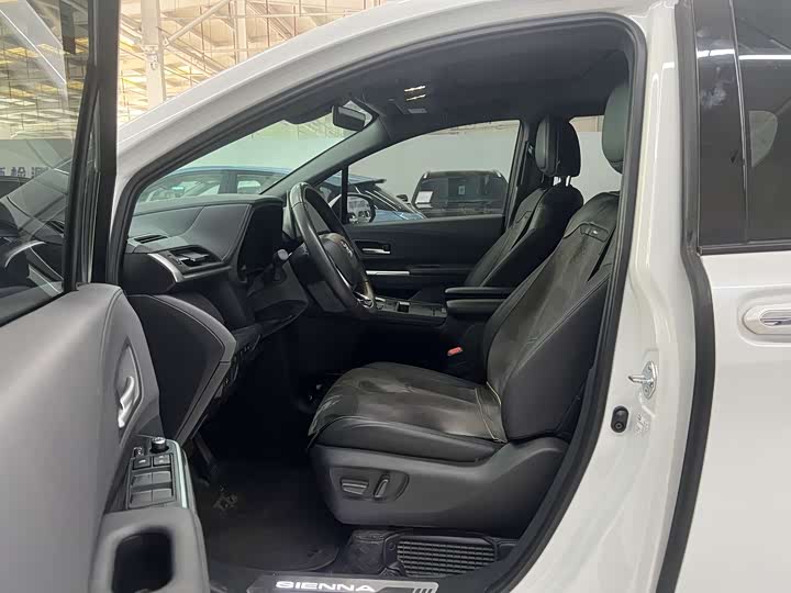 Фото 9 - Toyota Sienna