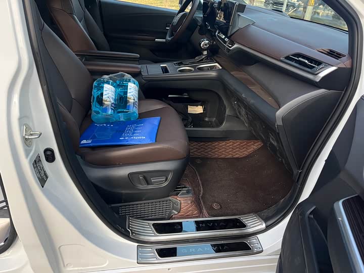 Фото 6 - Toyota Granvia