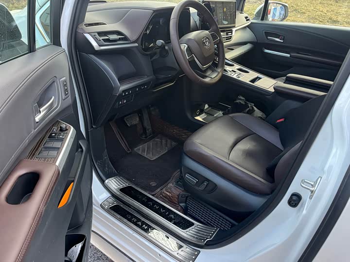 Фото 7 - Toyota Granvia