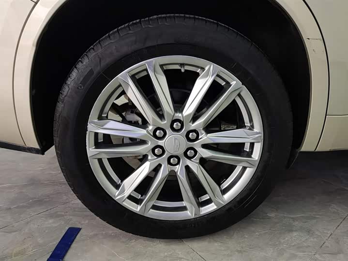 Фото 6 - Cadillac XT6