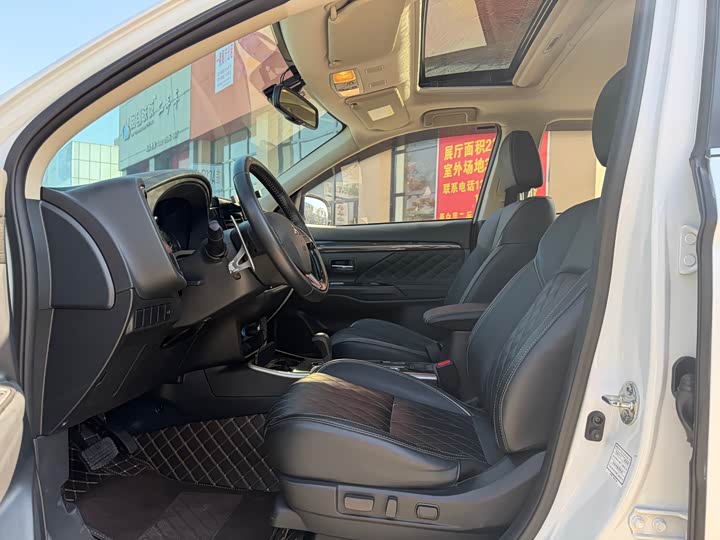 Фото 4 - Mitsubishi Outlander