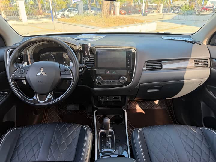 Фото 6 - Mitsubishi Outlander