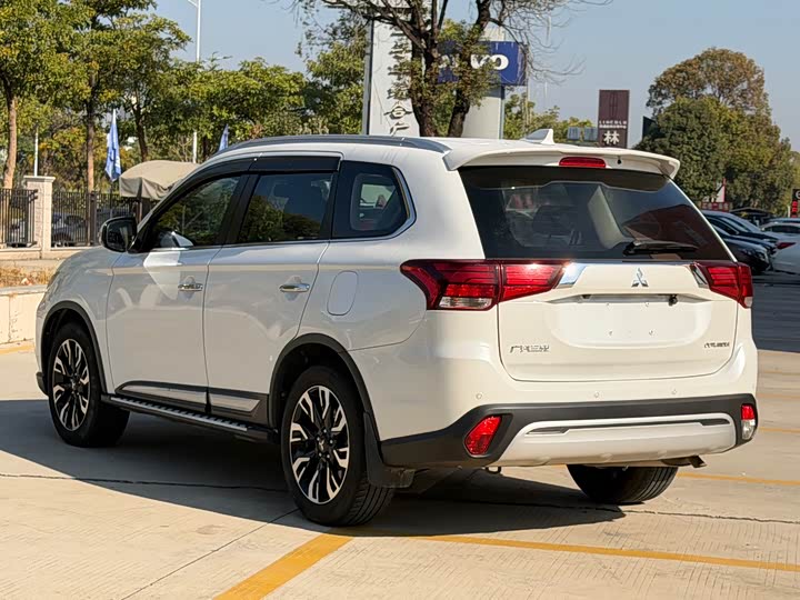 Фото 9 - Mitsubishi Outlander