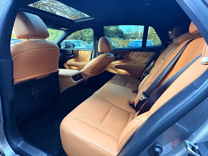 Фото 4 - Lexus LS