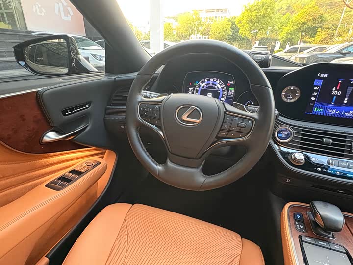 Фото 6 - Lexus LS