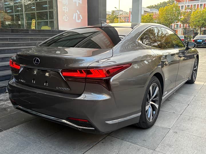 Фото 7 - Lexus LS