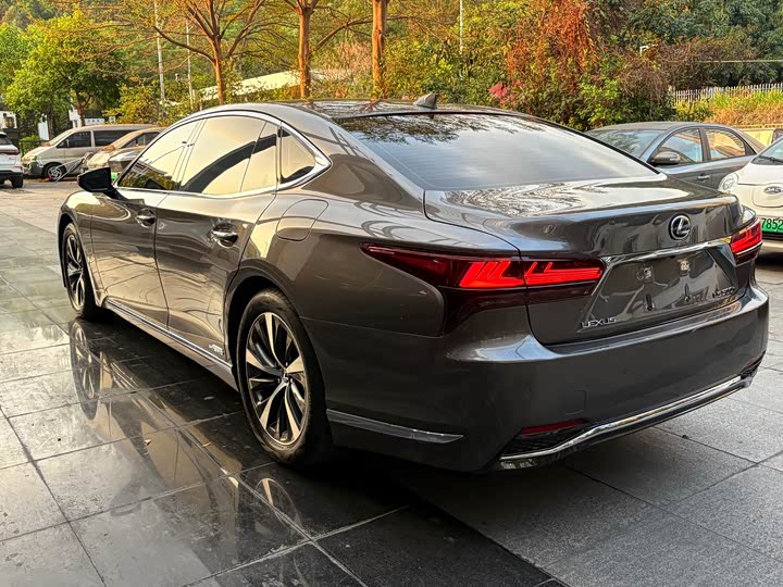 Фото 9 - Lexus LS