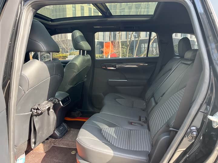 Фото 7 - Toyota Crown Kluger