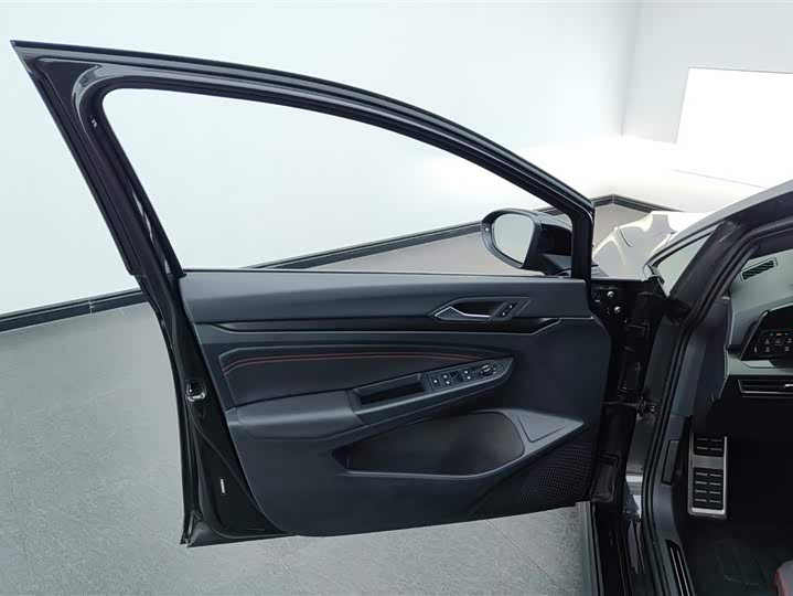 Фото 7 - Volkswagen Golf GTI